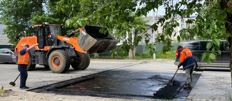 В Коврове монтируют дорожную неровность и убирают смет