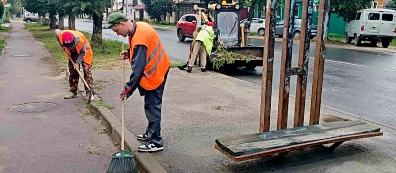В Коврове ремонтируют дороги, убирают на остановках и в городских скверах