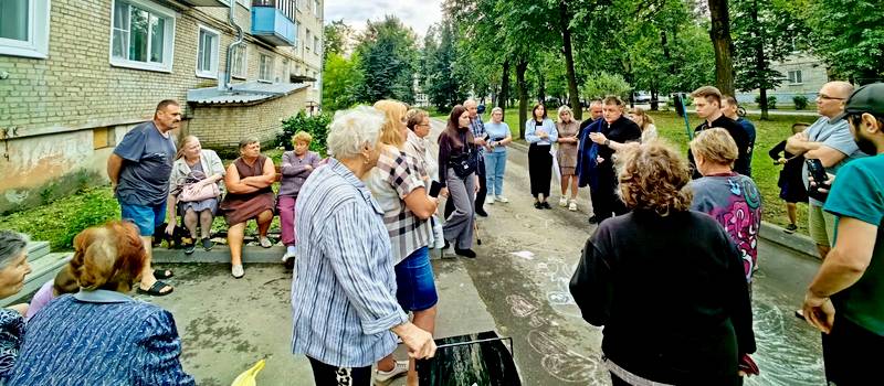 Глава города на встрече с жителями обсудил будущее территории перед школой №15