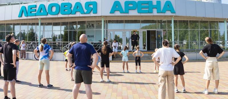 Общегородскую зарядку у Ледового дворца «Ковровец» провёл чемпион России Андрей Птахин